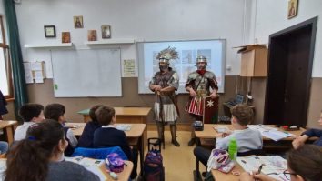 Elevii din Alba Iulia au participat la o lecție inedită de istorie despre Imperiul Roman. 2 membri ai Gărzii Romane din Apulum au fost invitați la oră