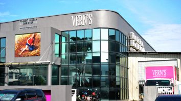 Vern’s Holding își cere scuze pentru logo-ul unor pantofi de colecție. Ce au crezut musulmanii că reprezintă acesta