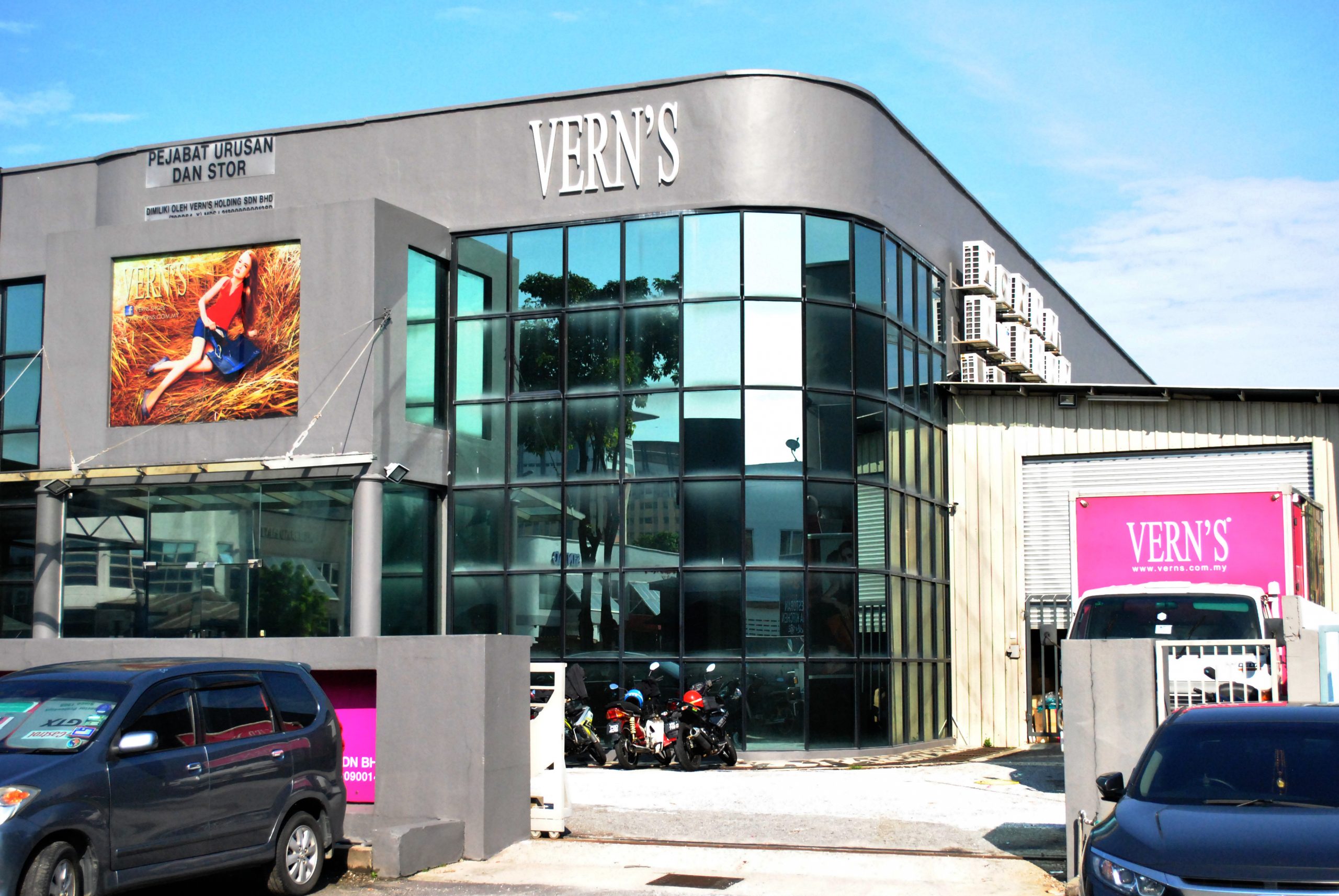 Vern’s Holding își cere scuze pentru logo-ul unor pantofi de colecție. Ce au crezut musulmanii că reprezintă acesta