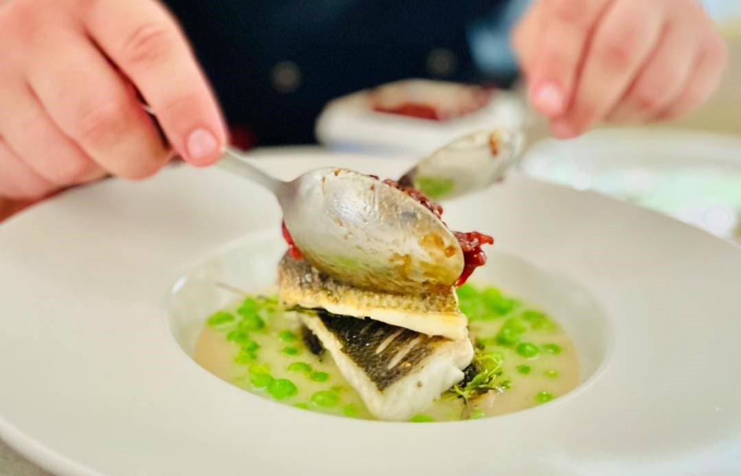 Ce mănânci azi? Chef Vlăduț Manoliu: „Recomand carnea mai ușoară, un file de biban cu risotto și pesto de leurdă”