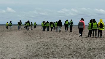 „Săptămâna Verde” este despre mediu. 47 de elevi au participat la activitatea „Green Week with Mare Nostrum” și au curățat plaja de deșeuri