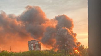 FOTO. Un incendiu puternic a izbucnit la o hală dezafectată din nordul Capitalei