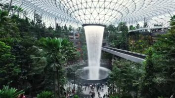 FOTO. Topul celor mai bune aeroporturi din lume. Pe locul 1, clădirea se mândrește cu cea mai înaltă cascadă interioară din lume