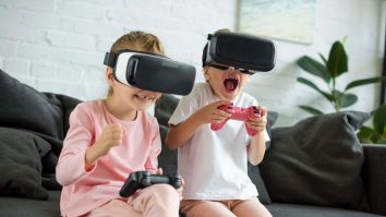 Doi specialiști îți spun cum se transformă protecția exagerată în probleme de autonomie și depresie la copii