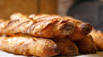 Italienii dețin recordul pentru cea mai lungă baghetă. Francezii vor să le ia locul cu una de 132 de centimetri