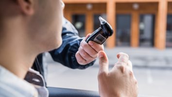 Sindromul rar care te face beat, chiar dacă n-ai băut. Cum a scăpat un belgian de amendă după ce a dat fiola „peste cap”