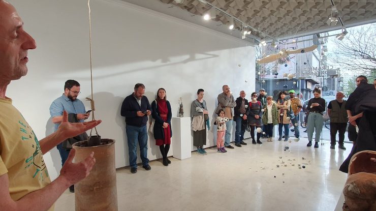 Expoziția ”Forma apei” te găsește în înghesuiala de pe Calea Victoriei