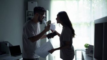 Poți rămâne calm într-o discuție aprinsă? Psihoterapeut: „Să dăm spațiu celuilalt să își prezinte punctul de vedere fără să-l întrerupem”