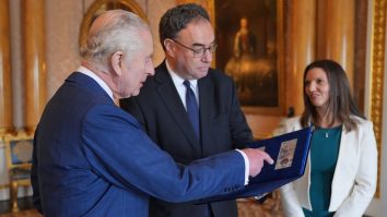 FOTO-VIDEO. Cum arată noile bancnote cu Regele Charles? Monarhului i-au fost prezentate primele exemplare, conform tradiției