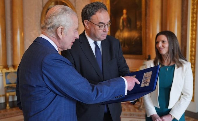 FOTO-VIDEO. Cum arată noile bancnote cu Regele Charles? Monarhului i-au fost prezentate primele exemplare, conform tradiției