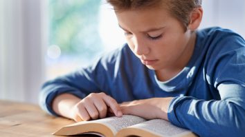 Cum îl faci pe copil să citească mai mult? Andreea Petcan: „Bucuria cititului cred că este ceva ce se cultivă. Primul exemplu este familia”