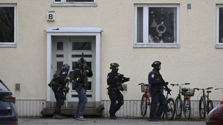 Un copil a murit și alți doi au fost grav răniți într-un atac armat într-o şcoală din Helsinki. Suspectul, în vârstă de 12 ani, a fost prins