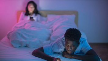 STUDIU. Una din trei persoane aleg conexiunea stabilă la internet, în locul unei nopți cu partenerul sau partenera