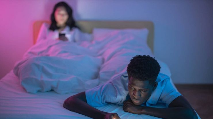 STUDIU. Una din trei persoane aleg conexiunea stabilă la internet, în locul unei nopți cu partenerul sau partenera