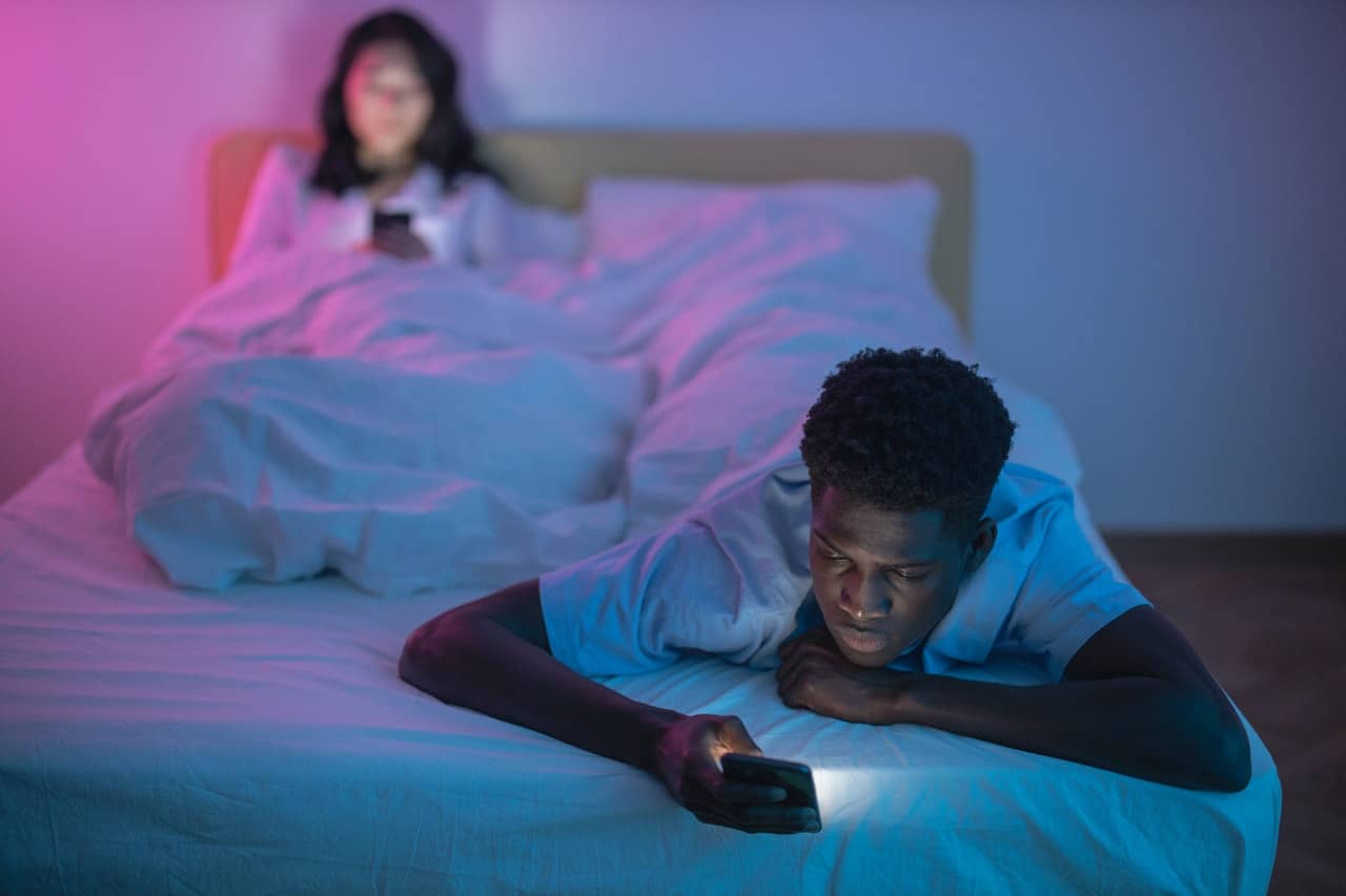 STUDIU. Una din trei persoane aleg conexiunea stabilă la internet, în locul unei nopți cu partenerul sau partenera