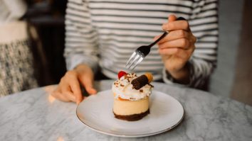 Singurătatea te face să mănânci mult zahăr. Cercetătorii au arătat că izolarea socială poate provoca pofta de alimente dulci