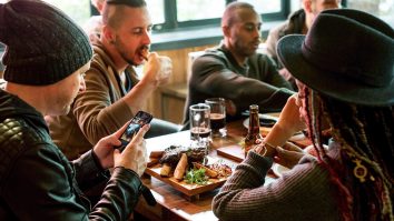 Tu cât timp petreci la masă? Mai multe restaurante din SUA limitează timpul alocat clienților la doar 30 de minute