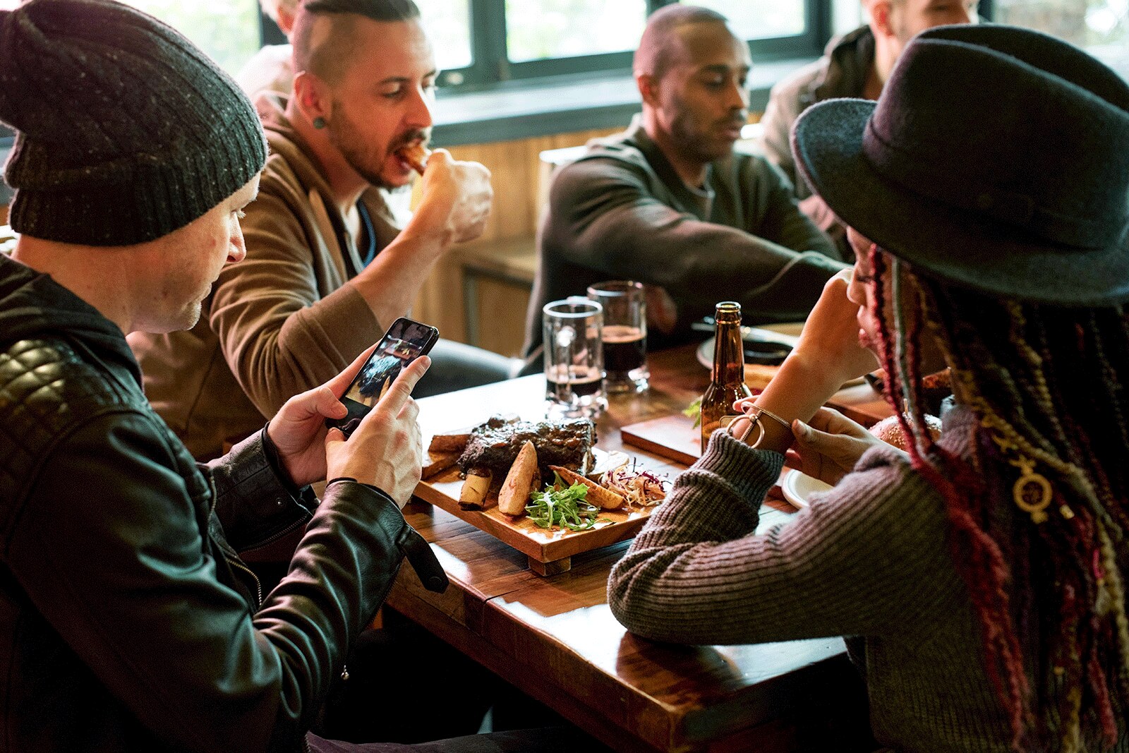Tu cât timp petreci la masă? Mai multe restaurante din SUA limitează timpul alocat clienților la doar 30 de minute