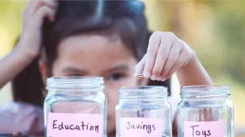 Deca vrea să aducă Educația Financiară în școli. Expert: „Siguranța financiară este un lucru care afectează cuplurile, relațiile, copiii și este una dintre sursele anxietății”