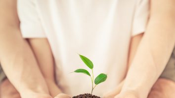 România e la coada UE la Educația pentru Mediu. Ciohodaru: „Lipsa educației se vede în gumele de mestecat și ambalajele de pateu aruncate la coșul pentru sticlă”