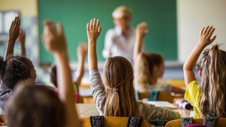 Propunere a Ministerului Educației: Elevii trebuiie să-și schimbe locul în bancă în fiecare modul școlar, pentru a reduce discriminarea