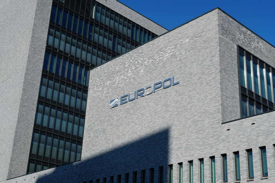 Îți citește Poliția mesajele? Europol vrea să elimine criptarea din WhatsApp și Signal. Care sunt argumentele invocate