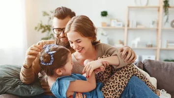 Inteligența Artificială contribuie la dezvoltarea relației părinte-copil. Ana Maria Onică: „Adultul obține de la A.I. sfaturi de parenting și idei pentru activități”