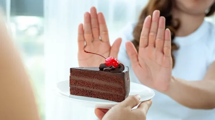 Te simți singură? Un studiu arată că sentimentele de singurătate afectează în mod direct alimentația femeilor