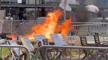 VIDEO. Bărbatul care și-a dat foc în New York, în fața tribunalului unde se desfășoară procesul lui Donald Trump, a murit