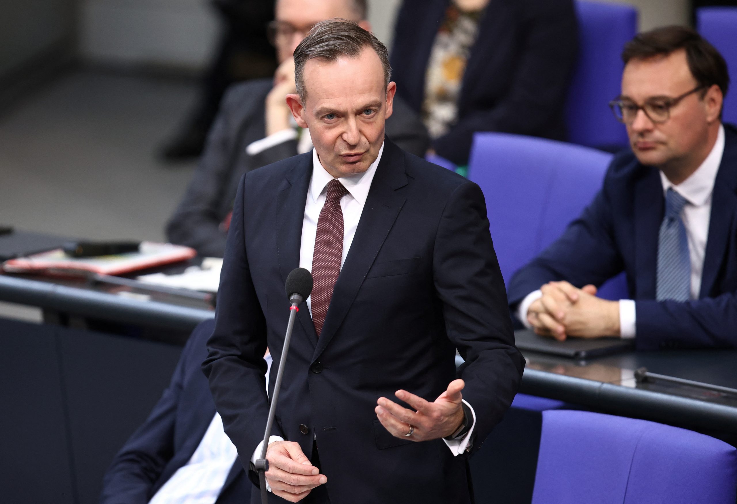 Ministrul german al Transporturilor ameninţă că va interzice circulaţia cu maşina în weekend-uri, pentru protejarea mediului
