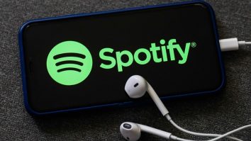 Fără să anunțe, Spotify a eliminat versurile melodiilor din rândul facilităților accesibile utilizatorilor care nu plătesc abonament