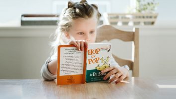 Azi sărbătorești Ziua Internațională a Cărții. Cum îi ajută cititul pe cei mici