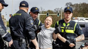 Greta Thunberg a fost din nou reţinută de poliţişti. Activista participa la un protest de la Haga
