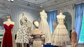 Iubitorii de modă sunt așteptați la Paris în acest weekend. Sute de piese excepționale, de la Saint Laurent, Dior sau Valentino, la piese de la începutul secolului trecut, vor fi expuse și scoase la licitație