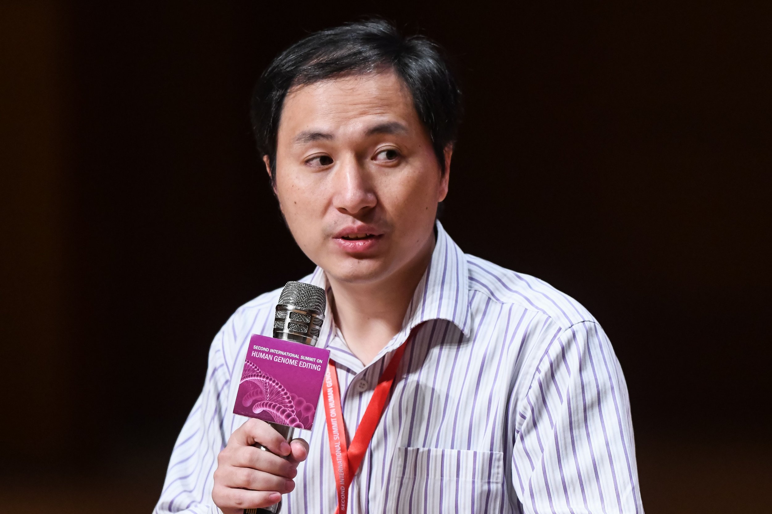 Omul de știință He Jiankui, care a editat genetic embrioni, s-a întors în laborator și este mândru de munca depusă, în ciuda încarcerării