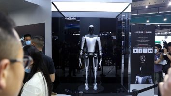 Musk pune Optimus pe primul loc. CEO-ul Tesla promite un „robot umanoid sensibil” 
