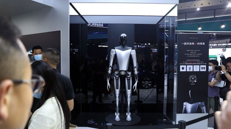 Musk pune Optimus pe primul loc. CEO-ul Tesla promite un „robot umanoid sensibil” 