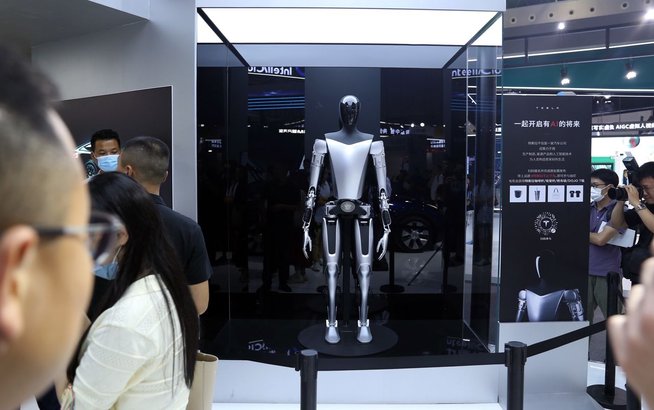 Musk pune Optimus pe primul loc. CEO-ul Tesla promite un „robot umanoid sensibil” 