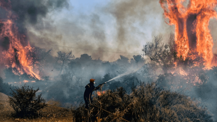 MAE emite o alertă de călătorie în Grecia, din cauza incendiilor de pădure