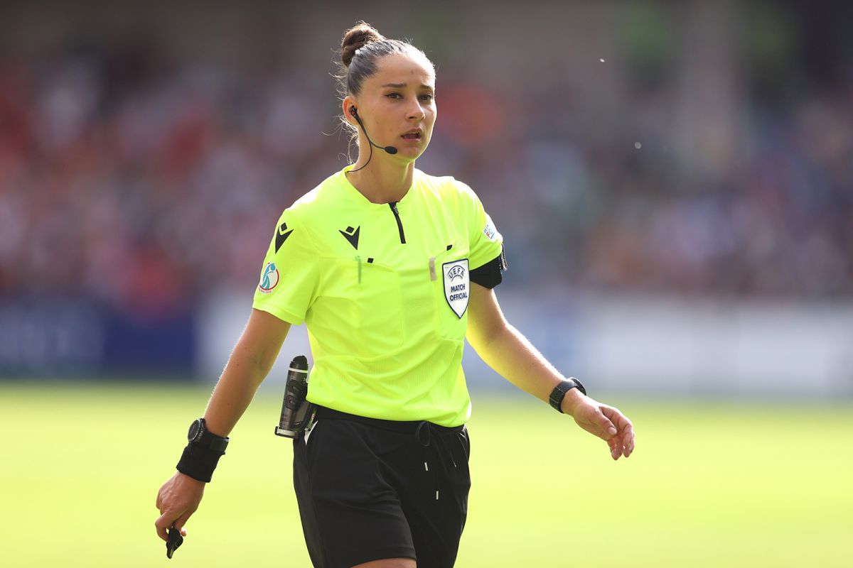 O româncă va arbitra returul unei semifinale din UEFA Women’s Champions League