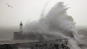 Furtuna Kathleen a cuprins Marea Britanie. Sute de zboruri au fost anulate în urma alertelor meteo extreme