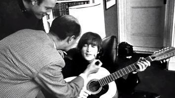 O chitară acustică cu 12 corzi, care i-a aparținut lui John Lennon, va fi scoasă la licitație. Instrumentul este estimat la 600.000 – 800.000 de dolari