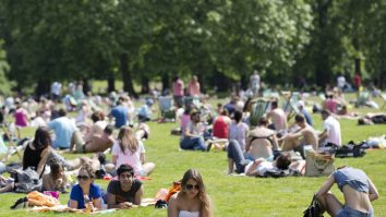 Cea mai caldă vreme a anului e așteptată în acest weekend. Marea Britanie va avea temperaturi mai mari decât Lisabona și Nisa
