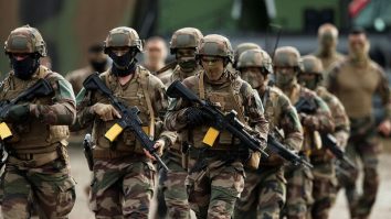 Tinerii francezi cer reintroducerea serviciului militar obligatoriu. Ministrul Apărării vrea o redimensionare a armatei