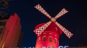 Morişca de vânt care decora legendarul cabaret Moulin Rouge din Paris a căzut. Faţada a fost avariată