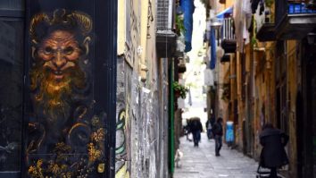 Napoli este pe cale să devină un oraș pașnic. Mafioții se îndreaptă spre afacerile legale