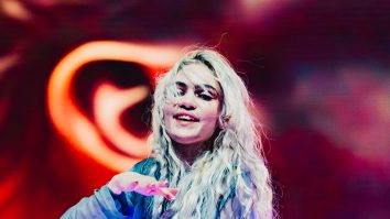Grimes își cere scuze pentru dificultățile tehnice de la Coachella: „Nu voi permite să se întâmple așa ceva din nou”