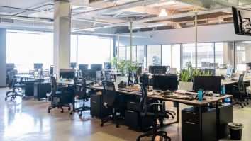 Companiile vor să impresioneze angajații prin cadouri. Antreprenor: „Este tot mai greu să păstrăm oamenii buni lângă noi”