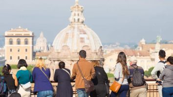 Supraturismul ar fi putut fi cuvântului anului 2023. Unde vei achita taxe turistice în 2024