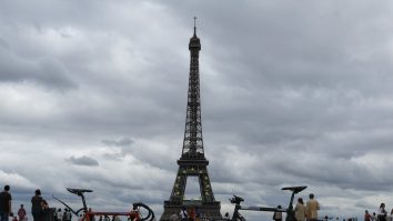 Prima victorie a velorevoluției franceze: Bicicletele devansează mașinile ca mijloc de transport în centrul Parisului. Ce planuri are Guvernul francez